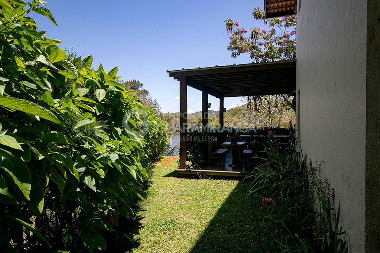 Loft de frente para lago no melhor condomínio de Guaramirang